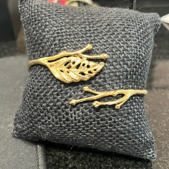 Jewelry - Gold leaf bracelet